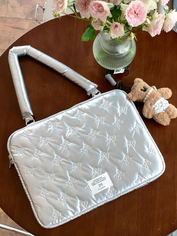 Piezīmju grāmatas pleca soma ar tauriņa rakstu, no poliestera ārējā materiāla un poliestera oderējums, 2024. gada pavasaris, universāla