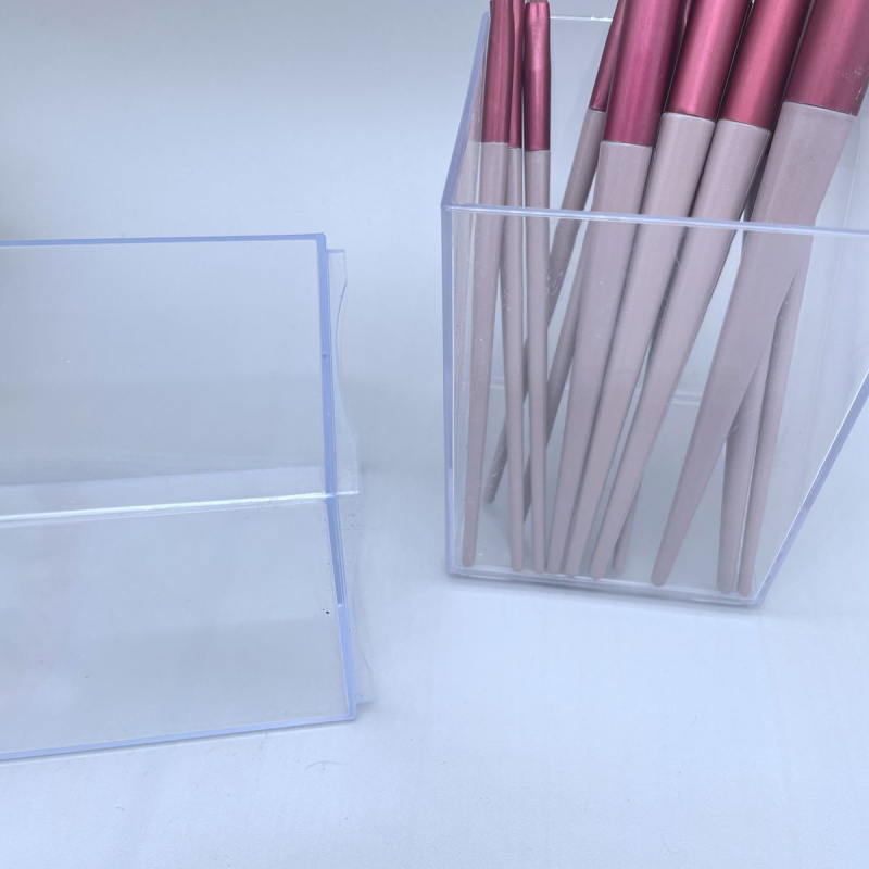 Műanyag négyzetes kozmetikai ecsetek és szemöldökceruzák tárolója, átlátszó test, logónyomás elérhető, modell 02