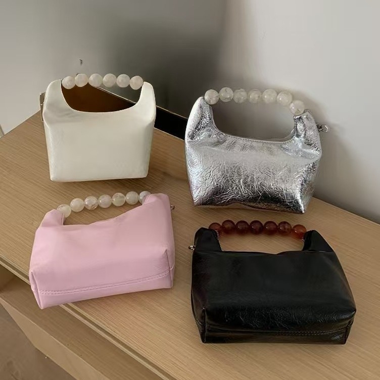 PU rankinė, miestiškas paprastumas, vertikali kvadratinė forma, užtrauktuko atidarymas, vidinė užtrauktuko kišenė