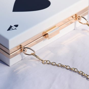 Ženská akrylová crossbody taška s motívom Ace of Spades, malý štvorcový tvar, uzáver s západkou, jedna dĺžka popruhu