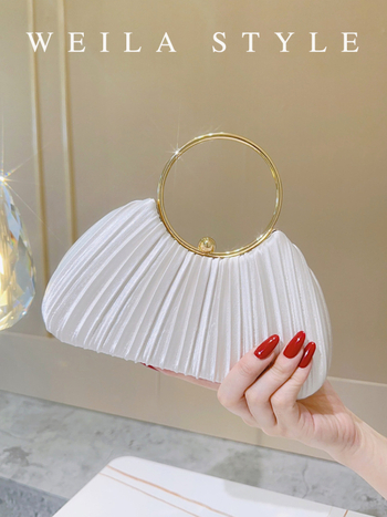 Вечерна чанта от сатен с плисиран дизайн в стил черупка, за носене на ръка или през рамо, закопчаване с хук, подплата полиестер, 3D външна форма, пролет 2024