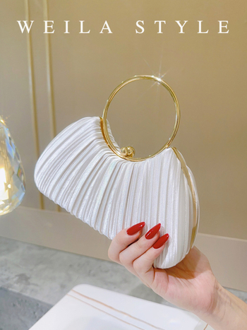 Вечерна чанта от сатен с плисиран дизайн в стил черупка, за носене на ръка или през рамо, закопчаване с хук, подплата полиестер, 3D външна форма, пролет 2024