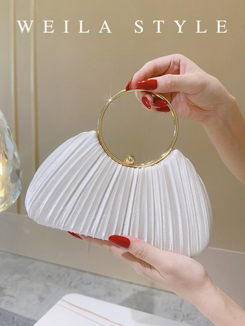 Вечерна чанта от сатен с плисиран дизайн в стил черупка, за носене на ръка или през рамо, закопчаване с хук, подплата полиестер, 3D външна форма, пролет 2024