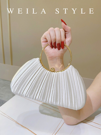 Вечерна чанта от сатен с плисиран дизайн в стил черупка, за носене на ръка или през рамо, закопчаване с хук, подплата полиестер, 3D външна форма, пролет 2024