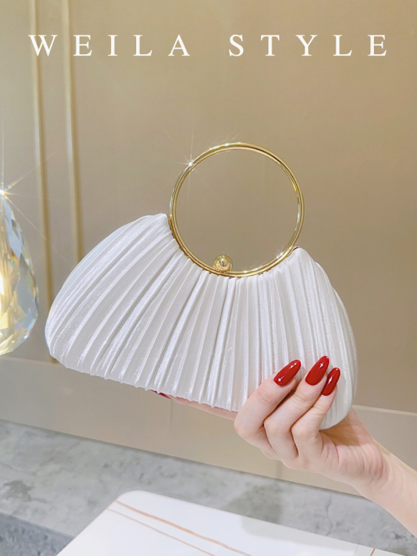 Вечерна чанта от сатен с плисиран дизайн в стил черупка, за носене на ръка или през рамо, закопчаване с хук, подплата полиестер, 3D външна форма, пролет 2024