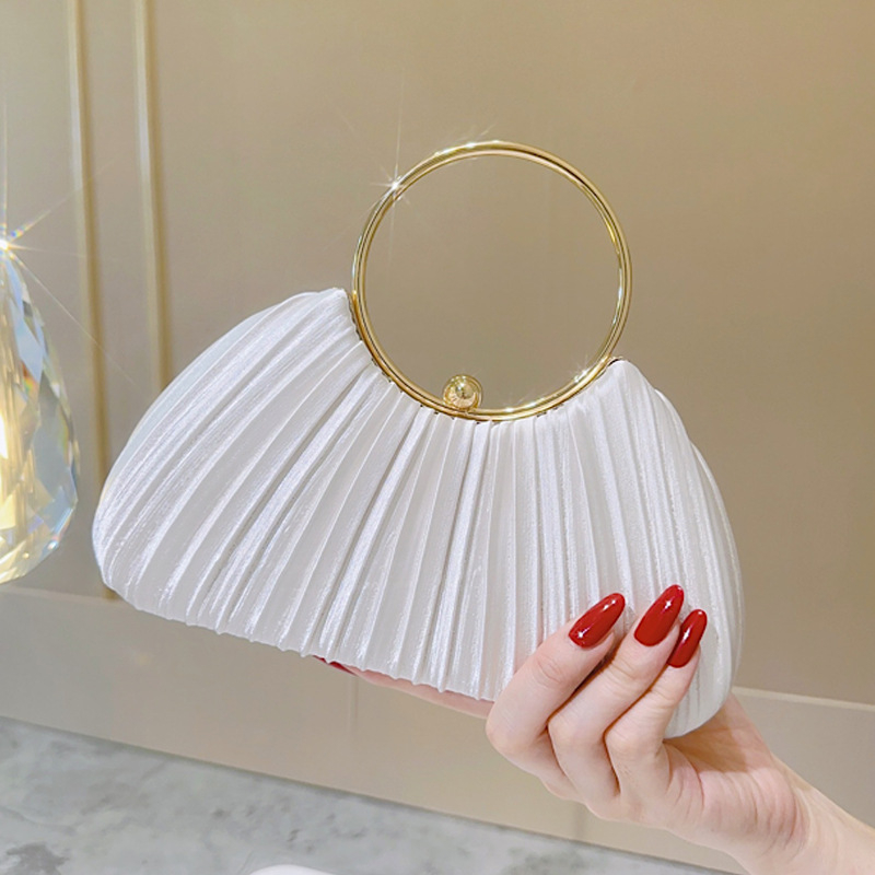 Вечерна чанта от сатен с плисиран дизайн в стил черупка, за носене на ръка или през рамо, закопчаване с хук, подплата полиестер, 3D външна форма, пролет 2024
