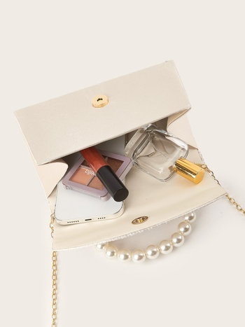 Crossbody táska selyemredőkkel és gyöngyös fogantyúval, csíkos dizájn (Anyag: Milan cloth; Forma: vízszintes négyzet; Nyitás: mágnescsat; Bélelés: poliészter; Keménység: közepes - lágy)