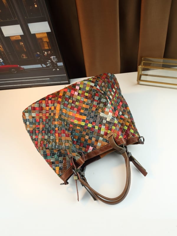 Valódi bőr patchwork Tote táska - első réteg marhabőr, cipzáras lezárás, vízszintes négyzetes forma, egy vállpánt