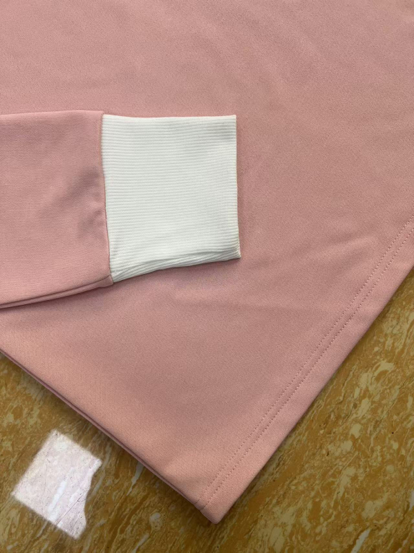 Slim fit megztas T-kreklis su V kaklu, ilgomis rankovėmis, vienos spalvos, poliesterio su spandekso mišiniu