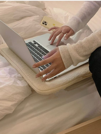 Vidinė apsauginė dėklas nešiojamam kompiuteriui ir planšetiniam – itin lengvas, atsparus dėvėjimuisi ir išplečiama; drobė su poliesterio įdaila.