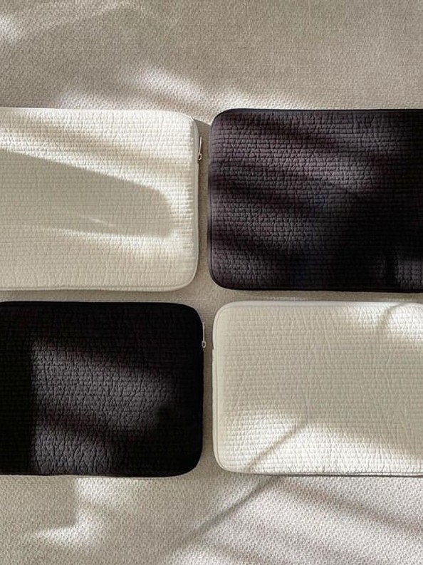 Vidinė apsauginė dėklas nešiojamam kompiuteriui ir planšetiniam – itin lengvas, atsparus dėvėjimuisi ir išplečiama; drobė su poliesterio įdaila.