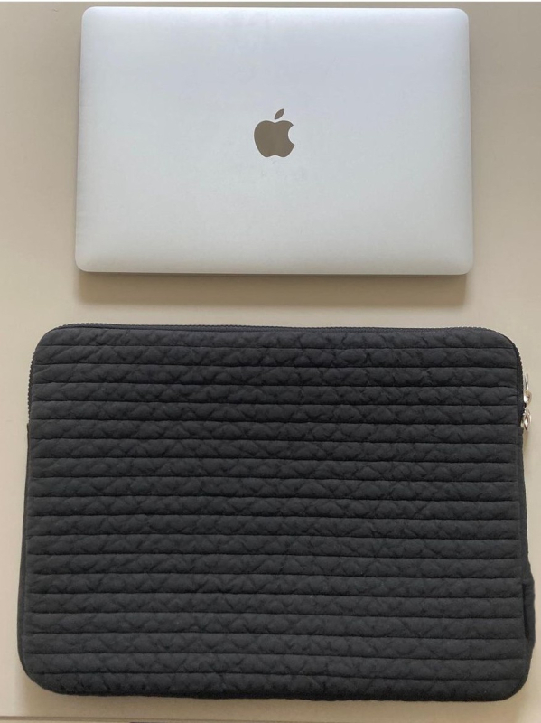 Vidinė apsauginė dėklas nešiojamam kompiuteriui ir planšetiniam – itin lengvas, atsparus dėvėjimuisi ir išplečiama; drobė su poliesterio įdaila.