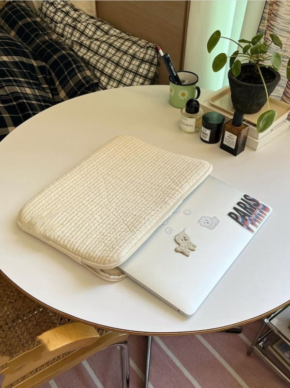 Vidinė apsauginė dėklas nešiojamam kompiuteriui ir planšetiniam – itin lengvas, atsparus dėvėjimuisi ir išplečiama; drobė su poliesterio įdaila.