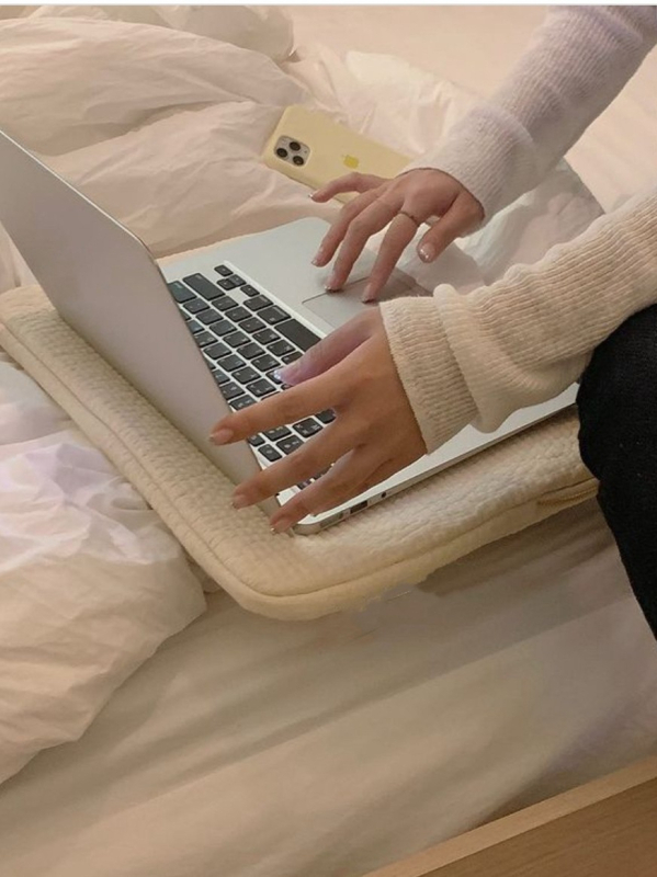 Vidinė apsauginė dėklas nešiojamam kompiuteriui ir planšetiniam – itin lengvas, atsparus dėvėjimuisi ir išplečiama; drobė su poliesterio įdaila.