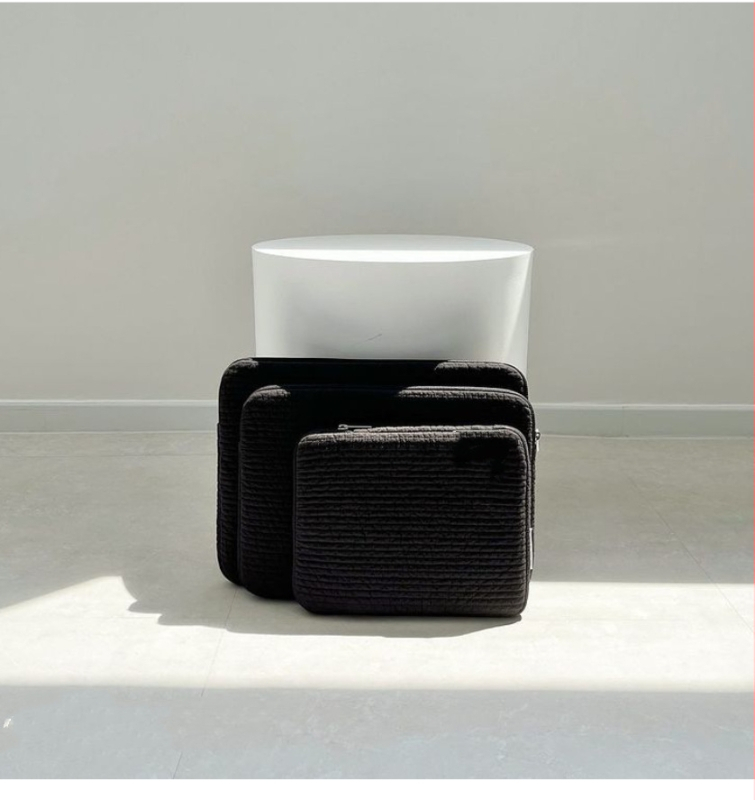 Vidinė apsauginė dėklas nešiojamam kompiuteriui ir planšetiniam – itin lengvas, atsparus dėvėjimuisi ir išplečiama; drobė su poliesterio įdaila.