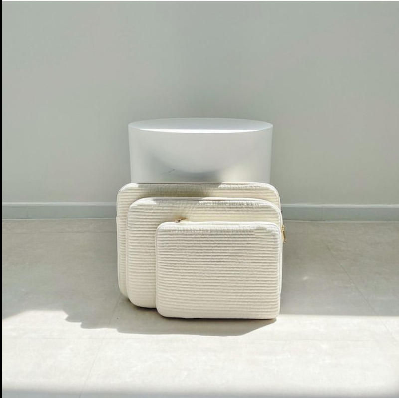 Vidinė apsauginė dėklas nešiojamam kompiuteriui ir planšetiniam – itin lengvas, atsparus dėvėjimuisi ir išplečiama; drobė su poliesterio įdaila.