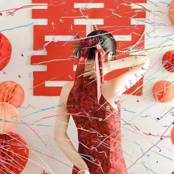 Esküvői rendezvényekhez készült dekorációs rekvizitek – papírszalag húzható virág dizájn