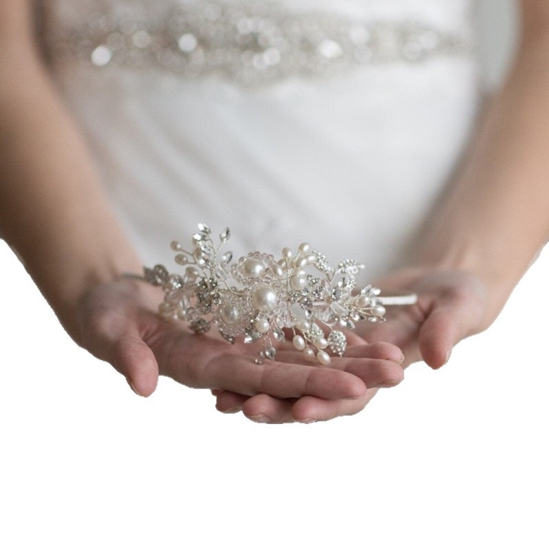 Rankų darbo perlais lydinio gėlės formos galvos juosta su krištolais – Moterims skirti galvos aksesuarai (Medžiaga: lydinys; Forma: gėlė; Prekės ženklas: Brightest Star; Stilius: Moterims; Kategorija: Galvos apdaila)