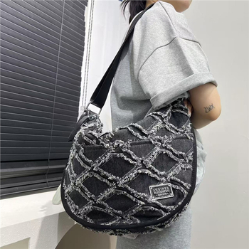 Keresztpántos denim táska, zipzárral, ovális alakú, nylon bélés, belső telefonzseb