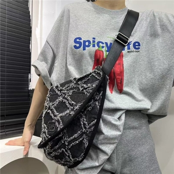 Keresztpántos denim táska, zipzárral, ovális alakú, nylon bélés, belső telefonzseb