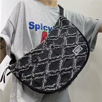 Keresztpántos denim táska, zipzárral, ovális alakú, nylon bélés, belső telefonzseb