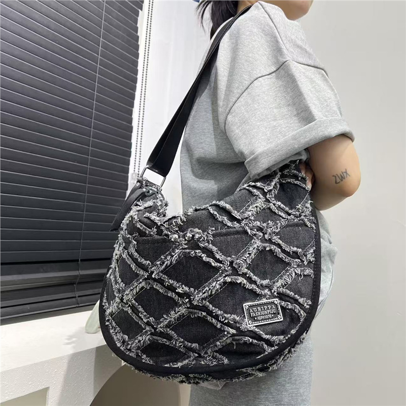 Keresztpántos denim táska, zipzárral, ovális alakú, nylon bélés, belső telefonzseb