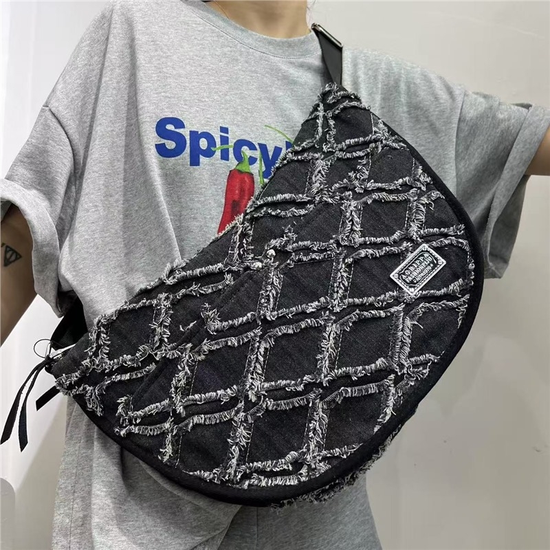 Keresztpántos denim táska, zipzárral, ovális alakú, nylon bélés, belső telefonzseb