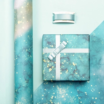 Yu Yi текстурирана хартия за подаръци – ширина на ролката 787; размер на листа 787x1092; прозрачност 20%; PE водоустойчива мембрана