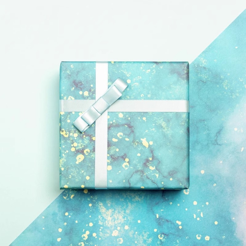 Yu Yi текстурирана хартия за подаръци – ширина на ролката 787; размер на листа 787x1092; прозрачност 20%; PE водоустойчива мембрана