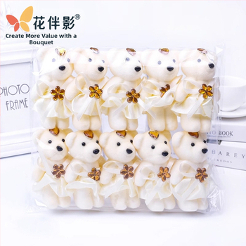 Pliušinių meškiukų rinkinys: ledų skonio meškiukas, prisipažinęs žvaigždės meškiukas, velūrinis teddy, vestuvinio automobilio meškiukas, animacinis puokštė lėlė — medžiaga: audinys, apdorojimas: krašto siuvimas, klaidos: 1–2