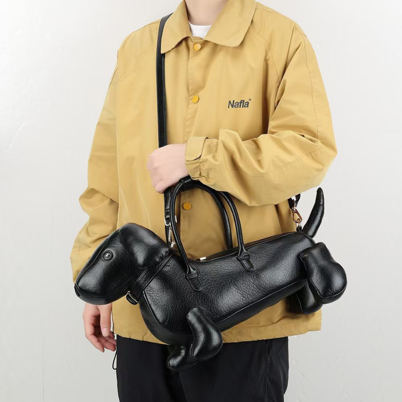 Vieno peties krepšys — PU oda, korpuso formos, užtrauktukas, poliesterio pamušalas, vidinė užtrauktinė kišenė (vasara 2025)