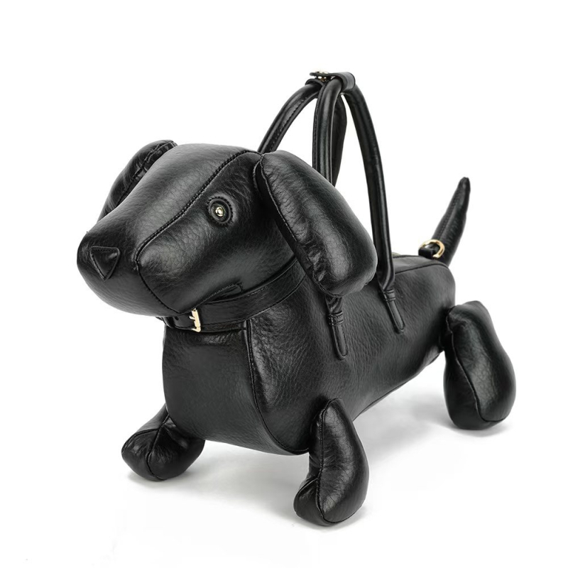 Vieno peties krepšys — PU oda, korpuso formos, užtrauktukas, poliesterio pamušalas, vidinė užtrauktinė kišenė (vasara 2025)