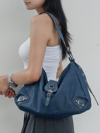 Nagy kapacitású denim tote táska, utcai stílus, fedéllel, rejtett cipzáras zsebbel, egy vállpánttal