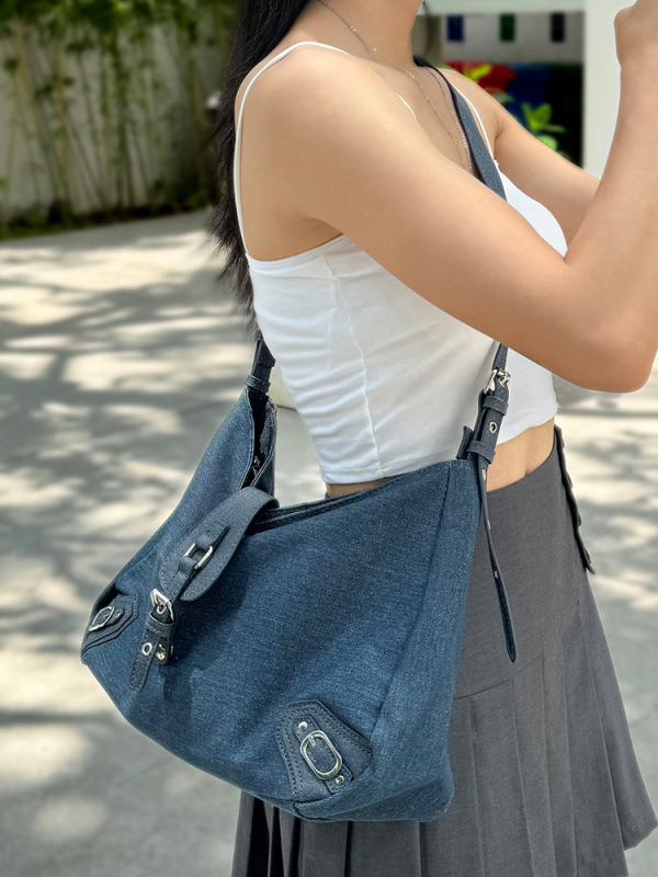 Nagy kapacitású denim tote táska, utcai stílus, fedéllel, rejtett cipzáras zsebbel, egy vállpánttal