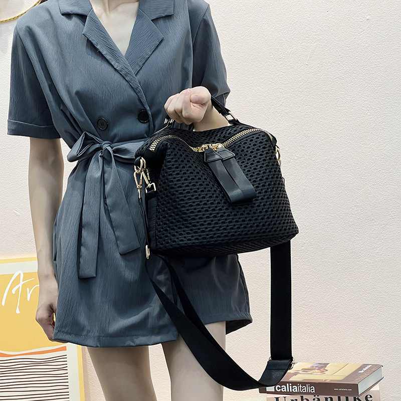 Седловидна чанта, полиестер, цип, вътрешен джоб със цип, една презрамка