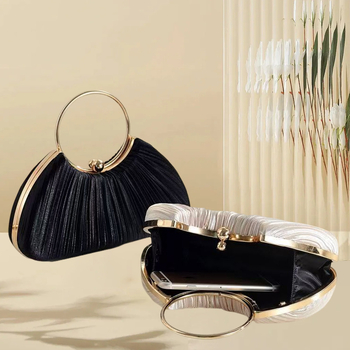 Вечерна дамска чанта с метален корпус в черупковидна форма, заключващ механизъм, вътрешен джоб за телефон, полиестрова подплата