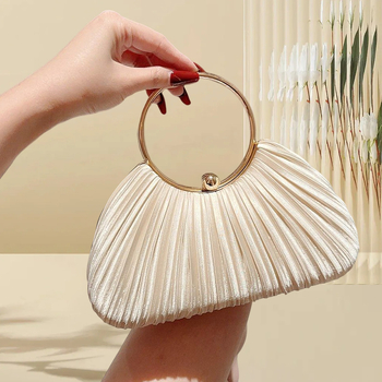 Вечерна дамска чанта с метален корпус в черупковидна форма, заключващ механизъм, вътрешен джоб за телефон, полиестрова подплата