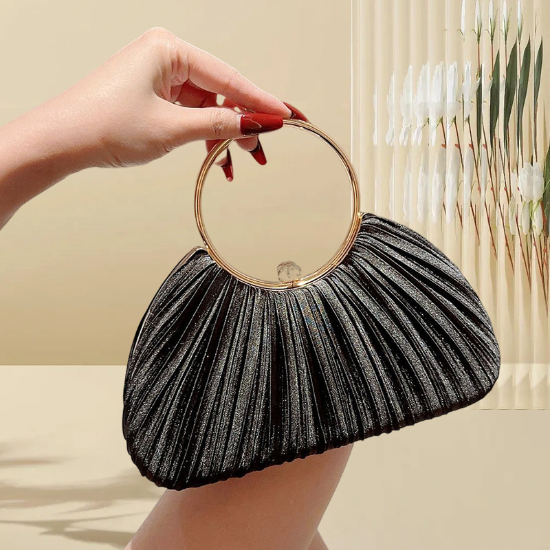 Вечерна дамска чанта с метален корпус в черупковидна форма, заключващ механизъм, вътрешен джоб за телефон, полиестрова подплата