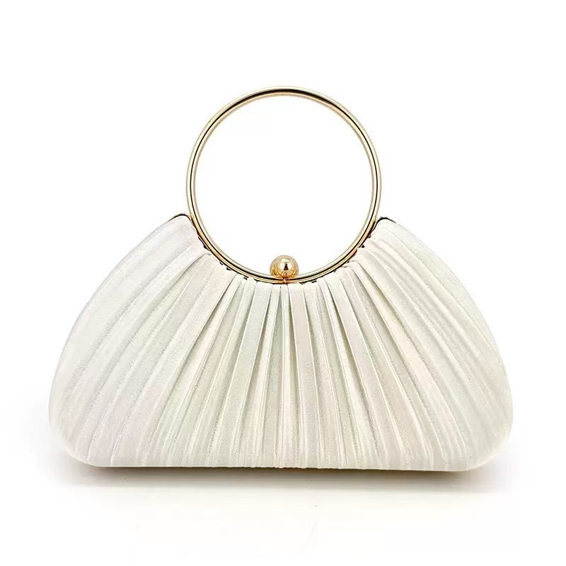 Вечерна дамска чанта с метален корпус в черупковидна форма, заключващ механизъм, вътрешен джоб за телефон, полиестрова подплата