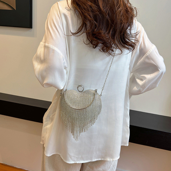 Moteriška vakarinė rankinė su širdies formos kristalais ir kutais, ovali forma, kabliuko uždarymas, poliesteris, PU vidus, kyber stilius