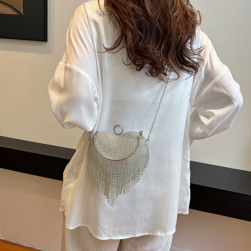 Moteriška vakarinė rankinė su širdies formos kristalais ir kutais, ovali forma, kabliuko uždarymas, poliesteris, PU vidus, kyber stilius