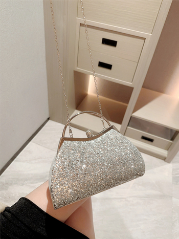 Вечерна клатч с пайети и детайл корона, хоризонтална квадратна форма, подплата полиестер, закопчаване с ключалка, носене ръка/през рамо/кръстосано