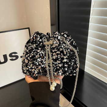 Vakarinė rankinė su blizgučiais, kibiro tipo forma, užsegimas virvele, poliesterio pamušalas, vienas peties diržas