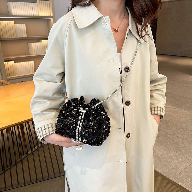 Vakarinė rankinė su blizgučiais, kibiro tipo forma, užsegimas virvele, poliesterio pamušalas, vienas peties diržas