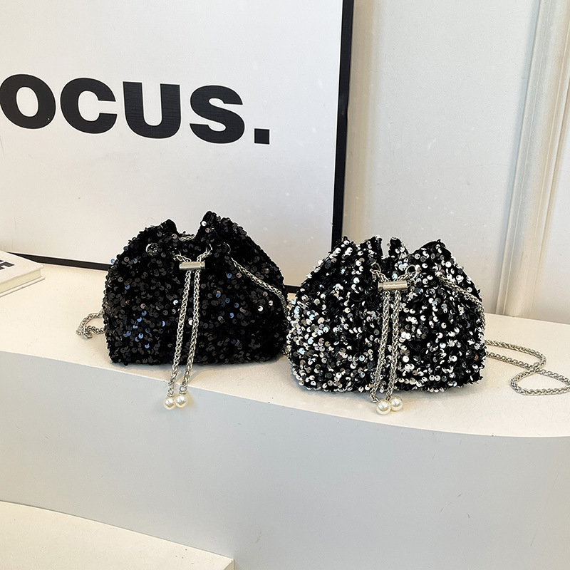 Vakarinė rankinė su blizgučiais, kibiro tipo forma, užsegimas virvele, poliesterio pamušalas, vienas peties diržas