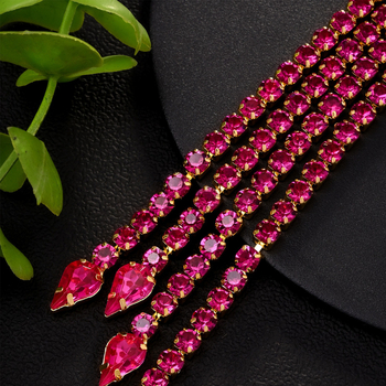 Κεφαλοδέτης με φούντες και κρύσταλλα – γυναικείο μινιμαλιστικό αξεσουάρ μαλλιών (Υλικό: κρύσταλλα; Διαδικασία: ηλεκτροπλατίωση; Λανσάρισμα: Άνοιξη 2025)