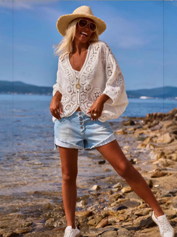 Женска блуза с V-образно деколте и кроше детайл, три четвърти ръкав, памучна материя, свободна кройка