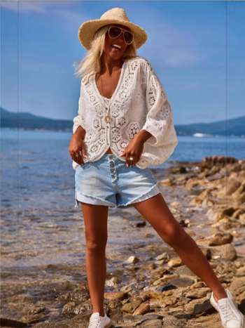 Женска блуза с V-образно деколте и кроше детайл, три четвърти ръкав, памучна материя, свободна кройка