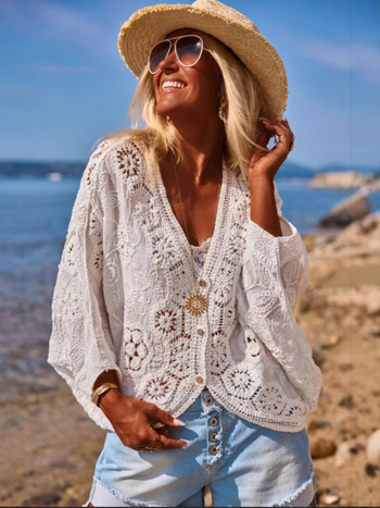 Женска блуза с V-образно деколте и кроше детайл, три четвърти ръкав, памучна материя, свободна кройка