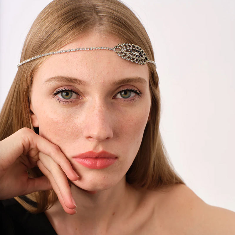 Egzotiška geometrinė rhinestone plaukų grandinė – medžiaga: rhinestones; stilius: egzotiškas; apdorojimo technologija: elektroplatavimas; pakuotė: atskirai supakuota